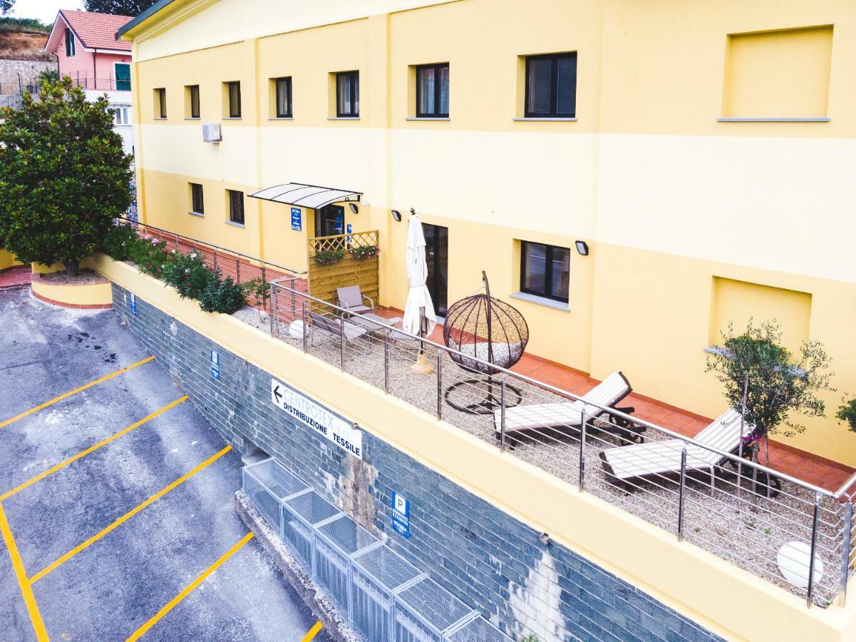 Hotel Riviera Hub Cisano sul Neva Exterior foto